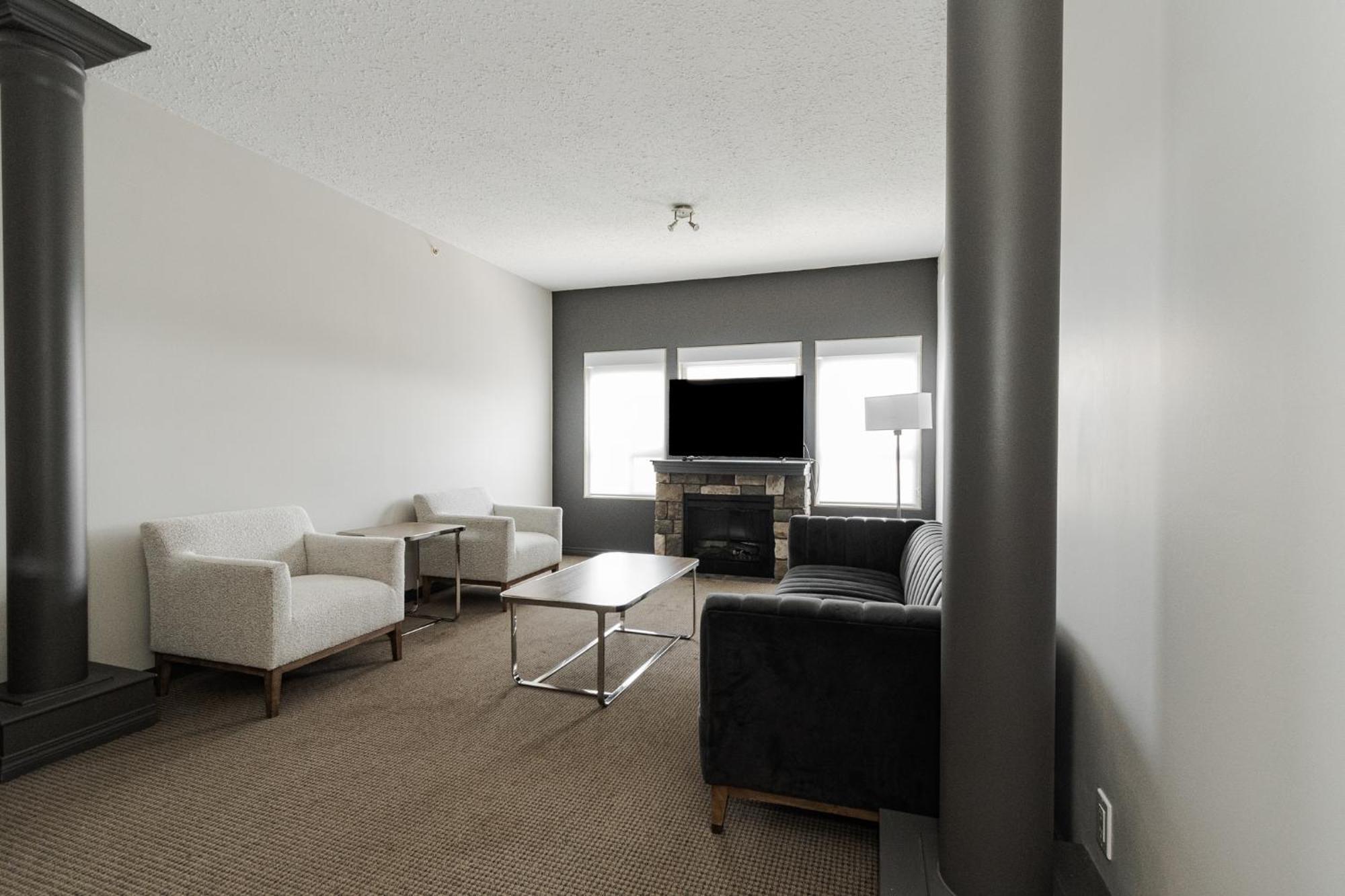 Premier Residence - Форт Макмъри Екстериор снимка