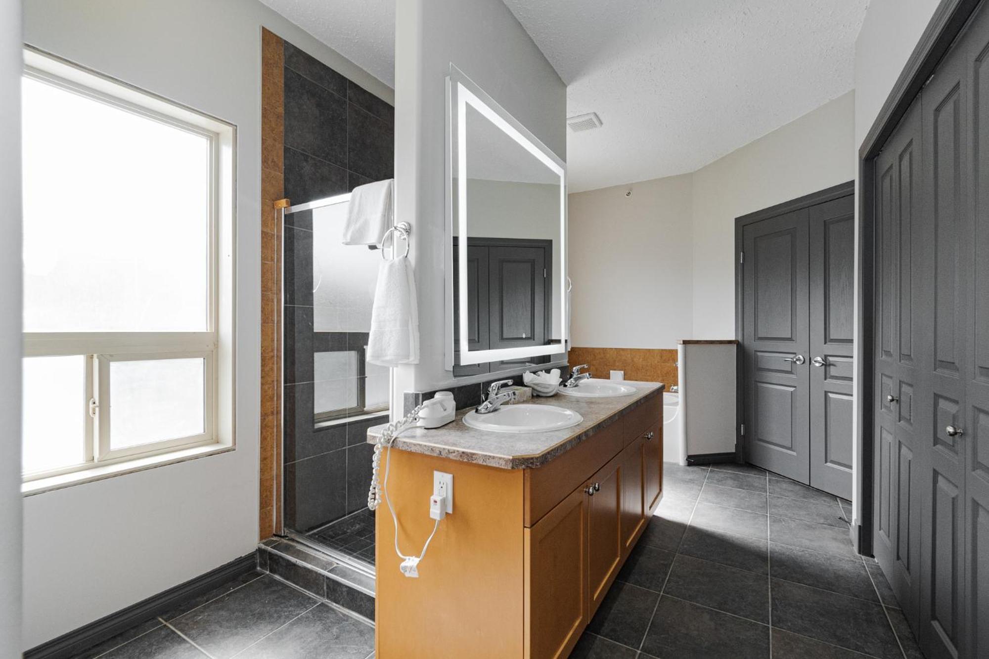 Premier Residence - Форт Макмъри Екстериор снимка