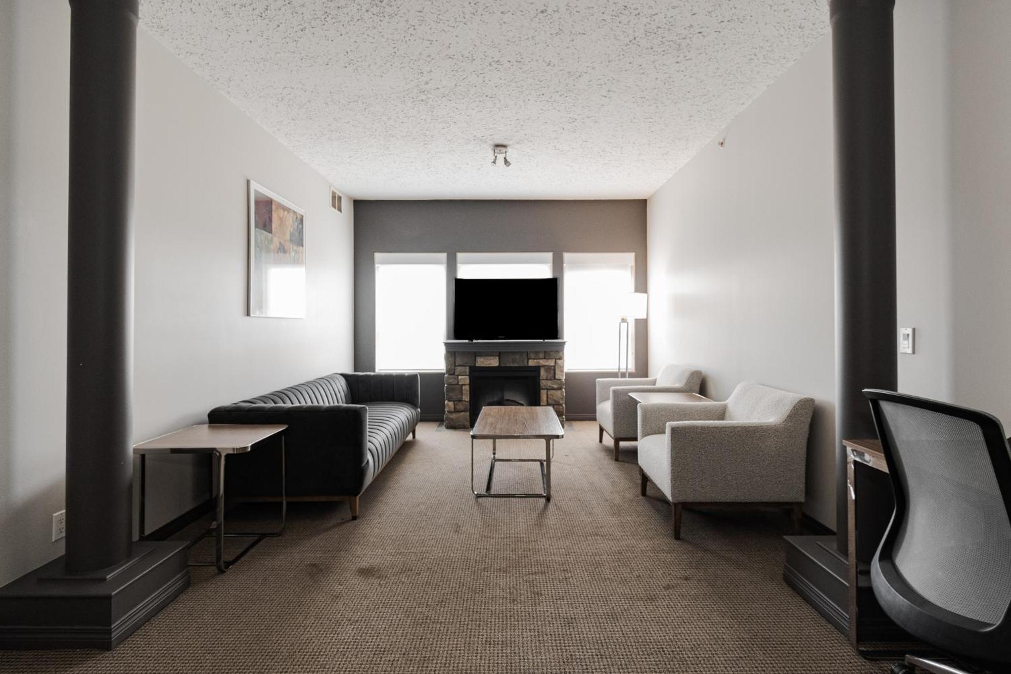 Premier Residence - Форт Макмъри Екстериор снимка